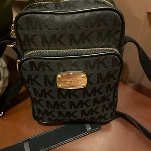 Michael KORS crossbody /shoulder bag.
9×6 1/2 inches.
